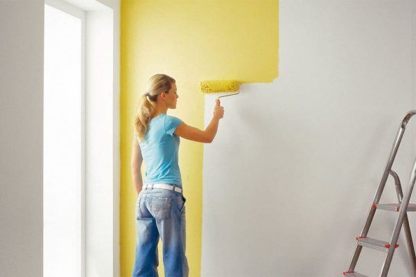 как правильно красить деревянные стены