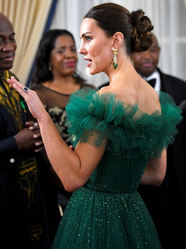 Kate Middleton sorprende con vestido de princesa durante cena en Jamaica