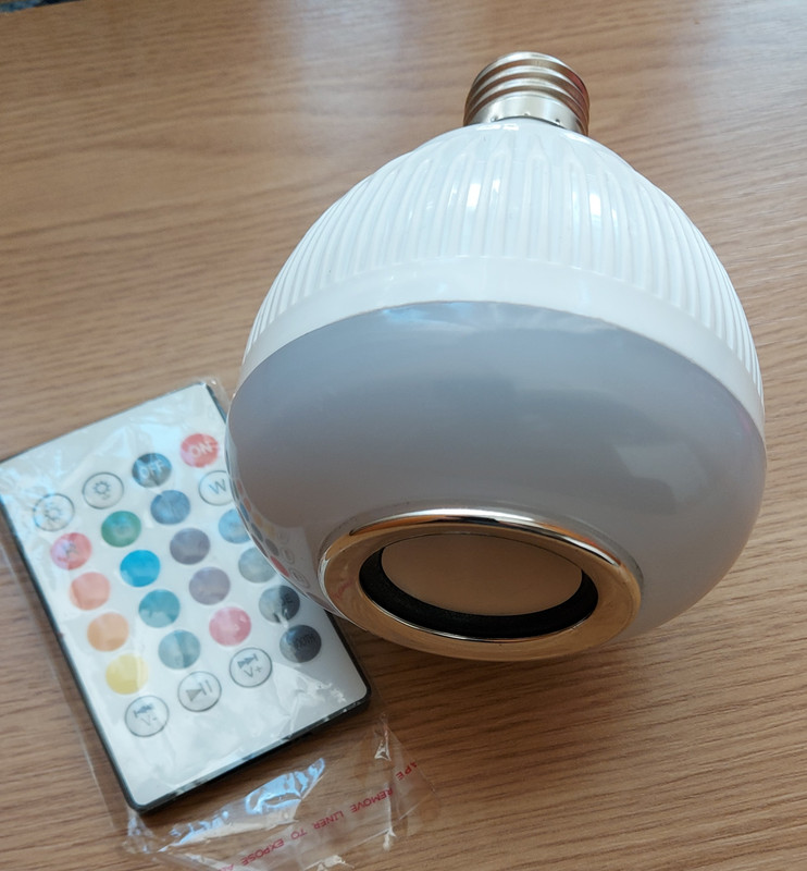 1 bec cu difuzor si bluetooth telecomanda