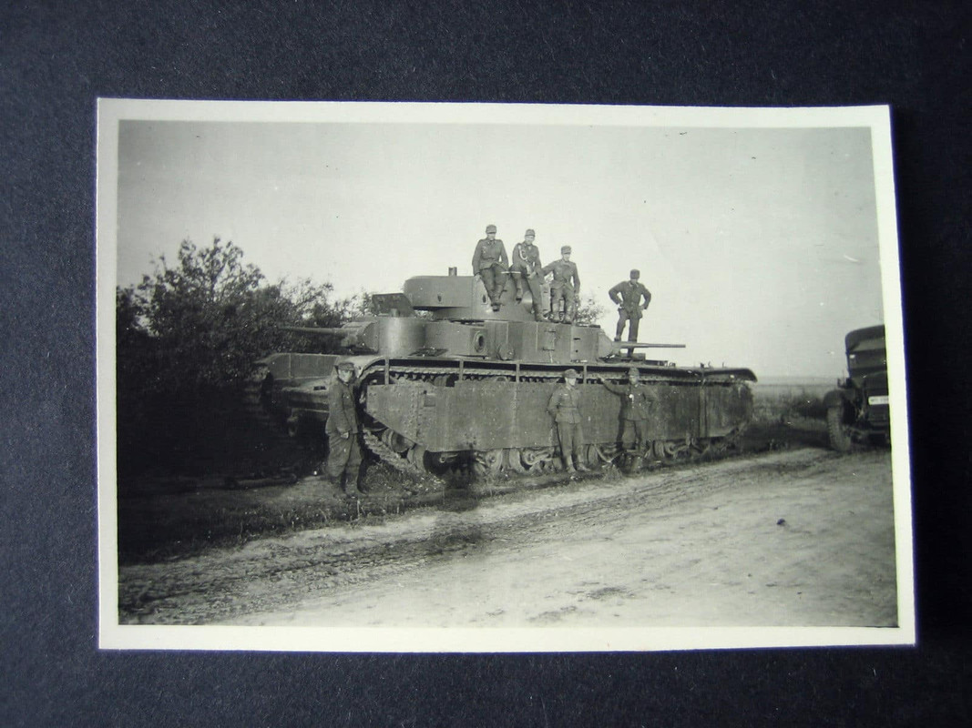 deutsche Gebirgsjäger auf abgeschossenem Panzer,