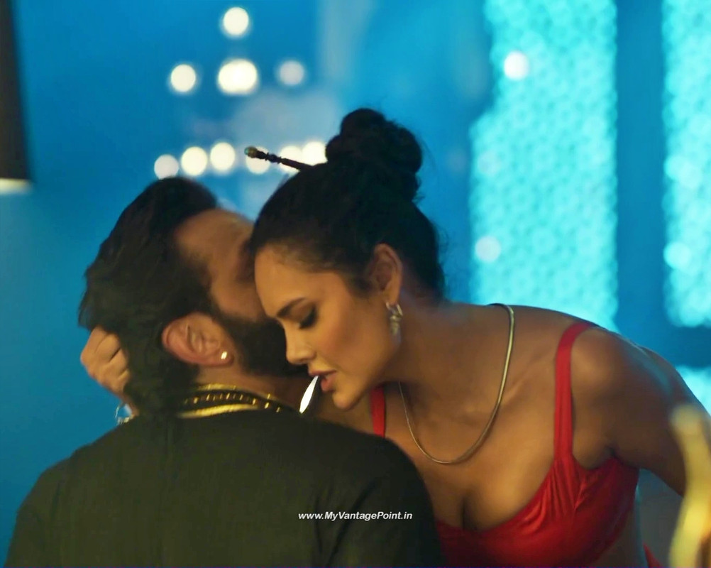 47-Esha-Gupta-Hot-in-Aashram-Web-Series
