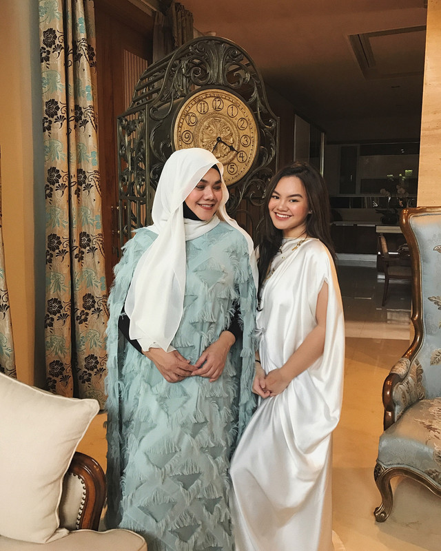 Sarita Abdul Mukti dan anak ketiganya, Shafa Harris.