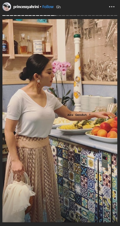 Potret syahrini yang sedang mengambil buah-buahan