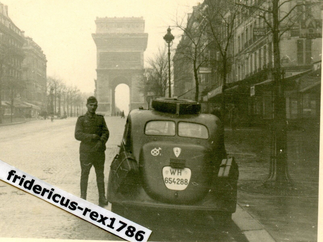Foto WH 23. Panzer Div. in Paris Arc de Triomphe Kübelwagen PKW mit Kennung