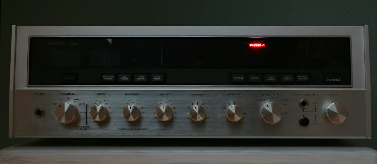 Sansui Eight Front beleuchtet Quelle extern 053A8411 (1)