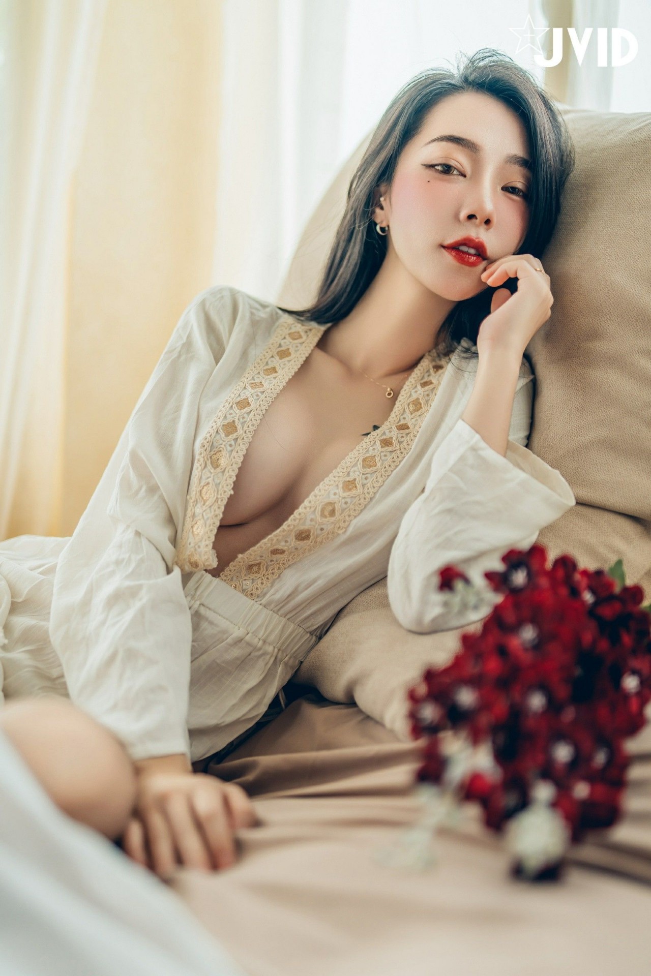 jvid 飄 飄《女神比基尼》美女写真，躺在浴缸场景，尽显性感姿态插图1