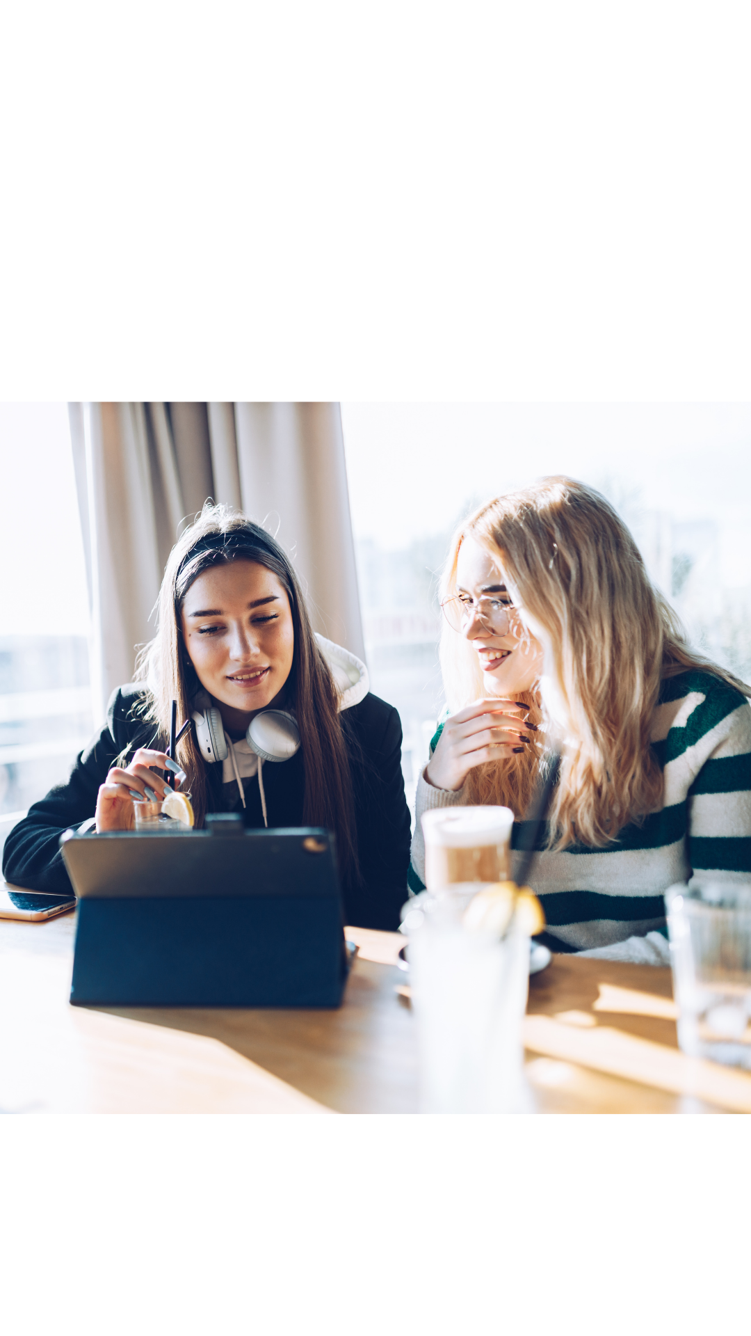 Estudantes e profissionais utilizando tecnologias de gestão do Inova Educa