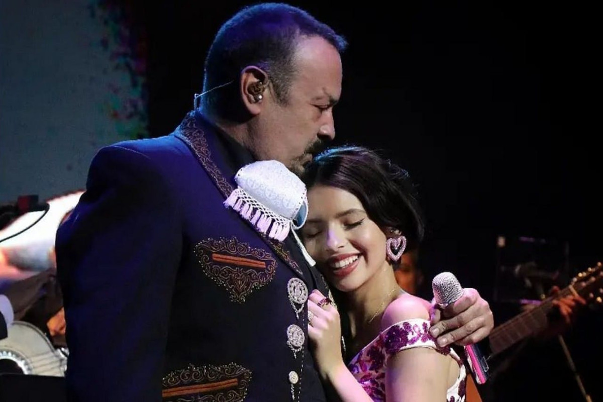Pepe Aguilar canta 