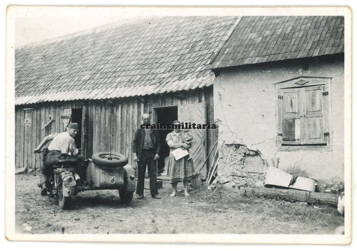 Orig. Foto Kradmelder mit Bevölkerung in der Ukraine 1943 Motorrad m. Wappen