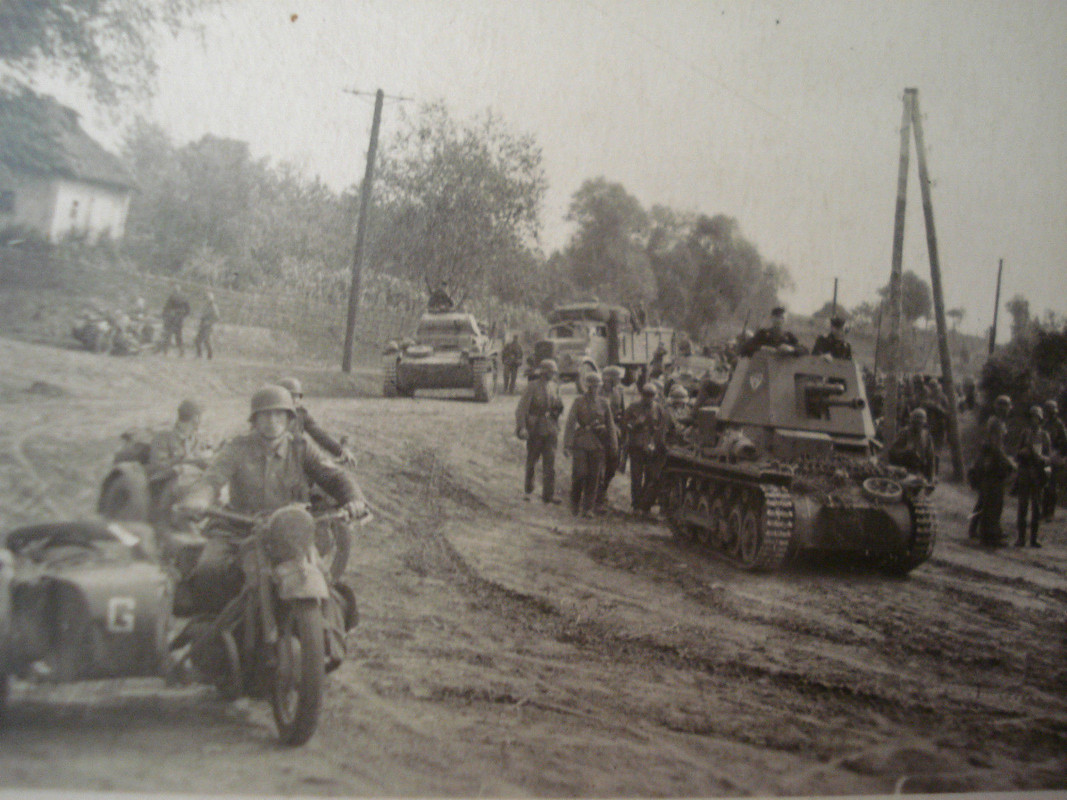 Panzer-Panzerjäger-Krad-Gespann Vormarsch Russla