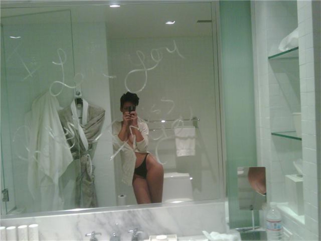 rihanna-leaked-nudes-2009-2
