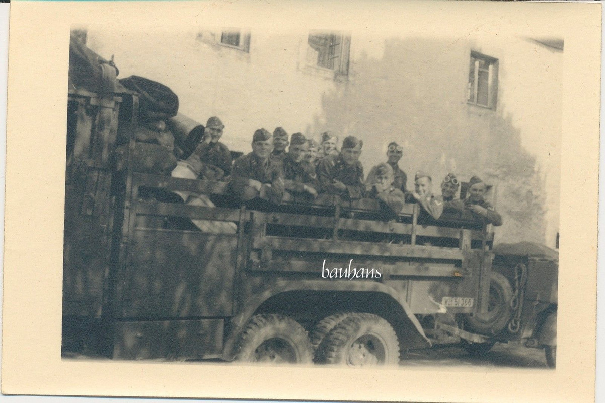 Foto Soldaten auf LKW-mit Anhänger 2.WK
