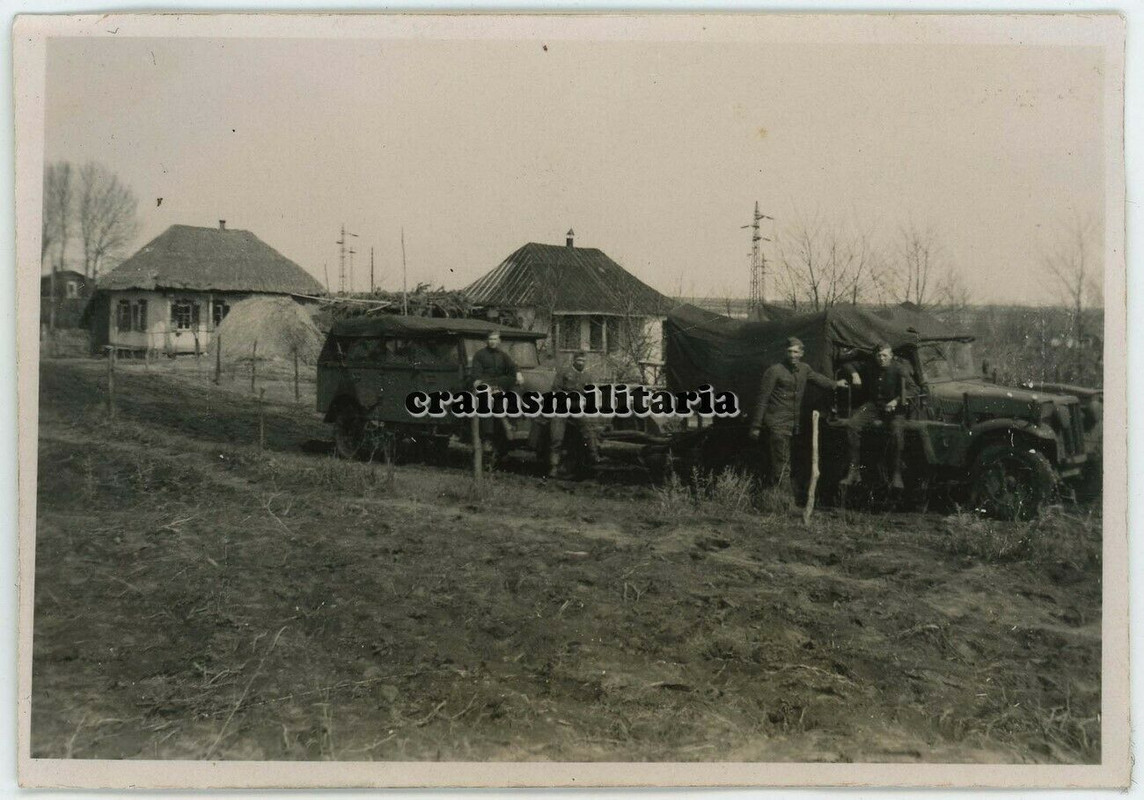 Orig. Foto SdKfz Halbkette zieht Einheits-Pkw Kübelwagen in Russ