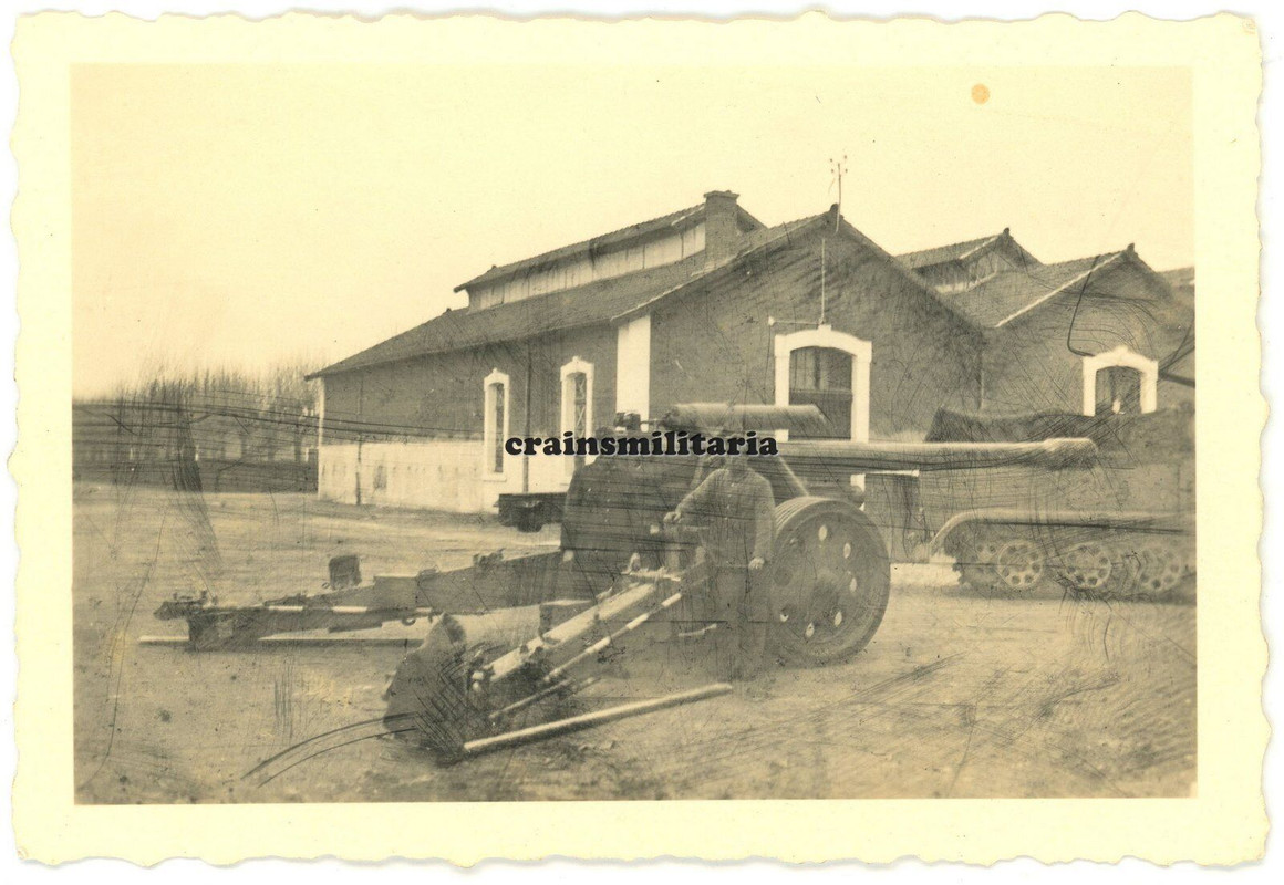 Orig. Foto Artillerie Geschütz Halbkette SdKfz in Kaserne BEAUNE Frankreich 1943 ..