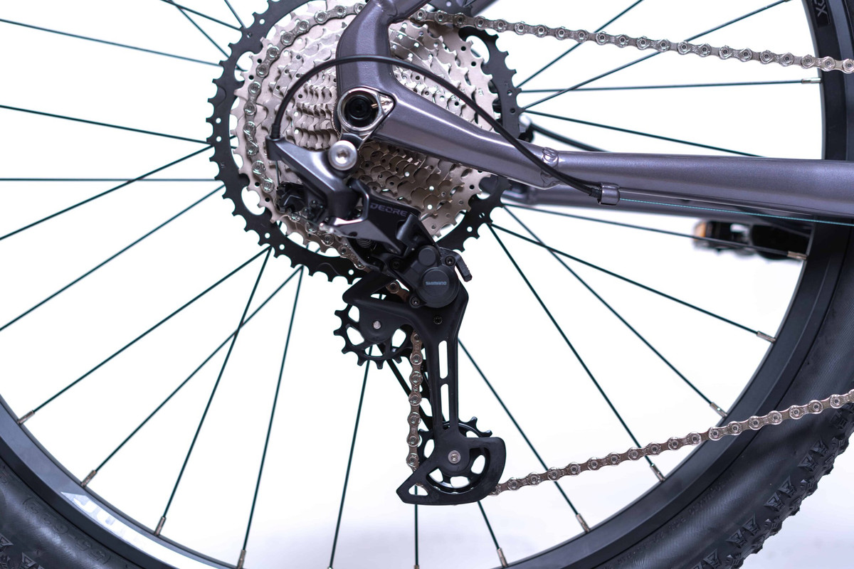 Detalle de la transmisión Shimano Deore 1x12 de la bicicleta Julen Ultra.