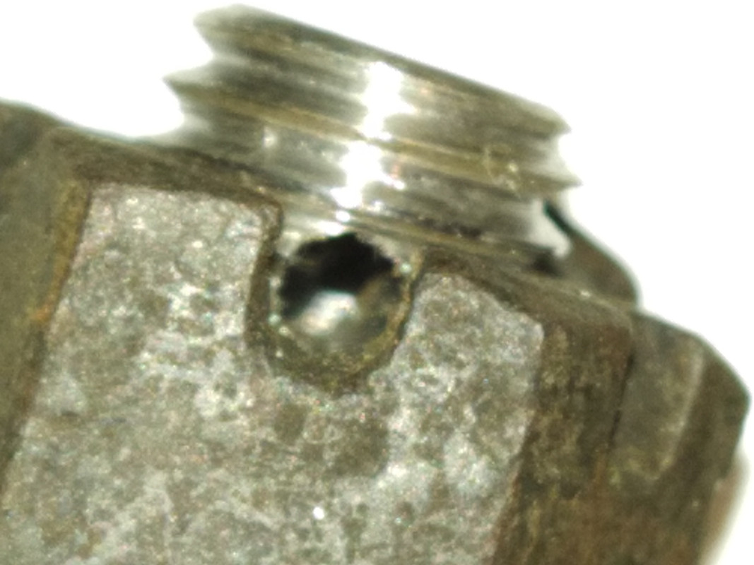 6 écrou H crénelé (12x175) épaulé - vissé au maximum (détails)