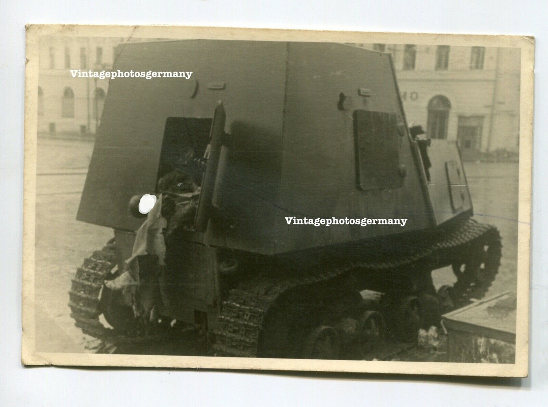 Foto Russland russischer Panzer KhTZ-16 ХТЗ-16 Combat Battlefield Traktor