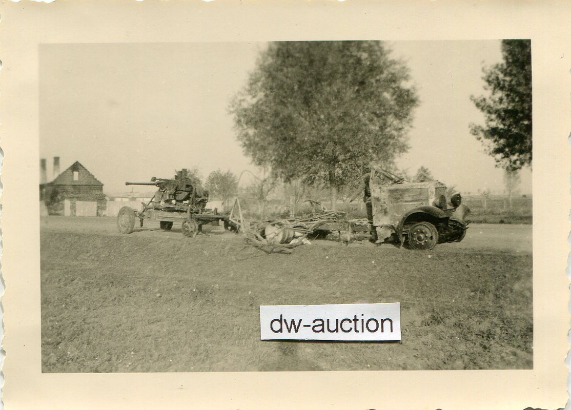 Polen , zerstörtes Fahrzeug und Flak bei Glowno 