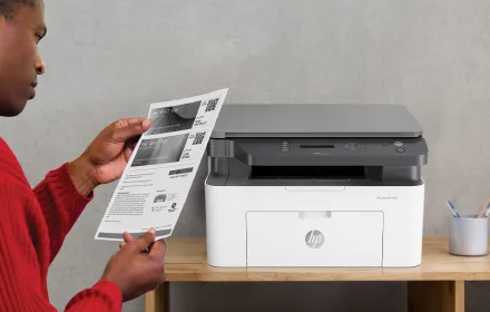 Impressora HP 135a com um documento sendo digitalizado, mostrando a funcionalidade do scanner de mesa.