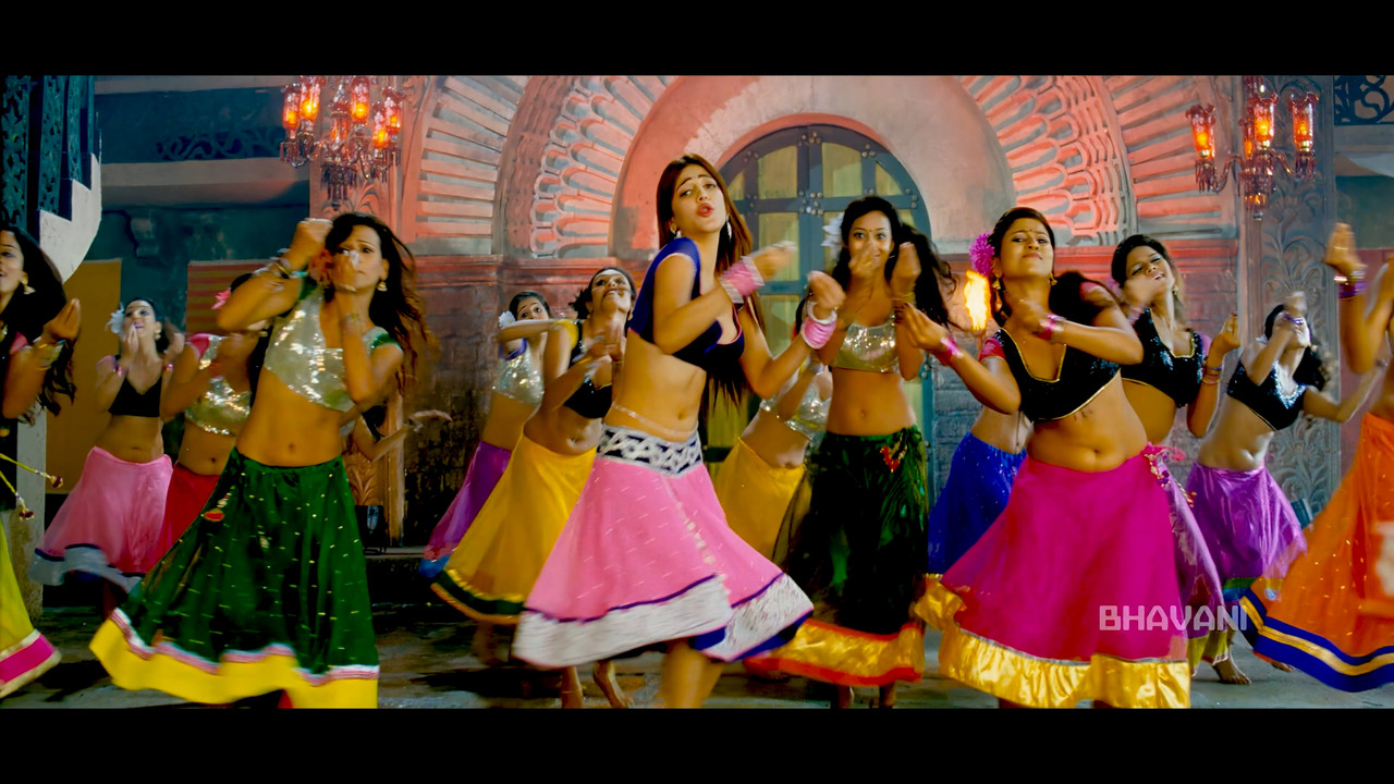 Shruti Haasan From Yevadu Hot Song 4K.mp4_snapshot_01.07.207