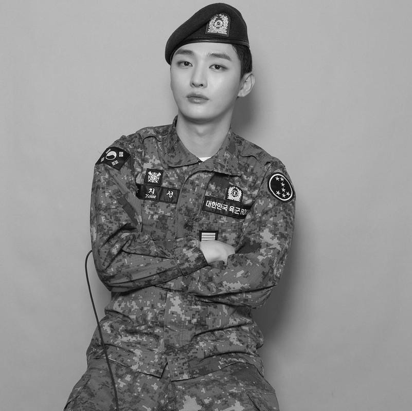 Pulang wajib militer, ini 7 potret gagah Yoon Ji-sung kenakan seragam