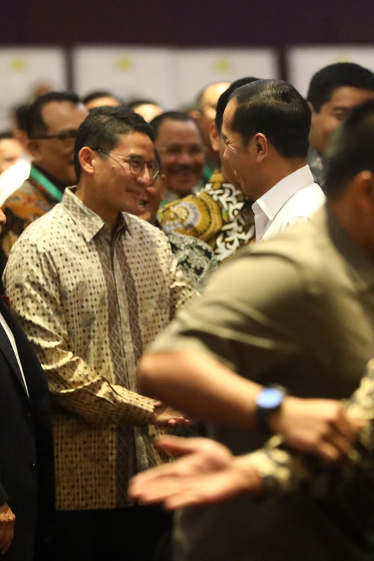 Presiden Joko Widodo berjabat tangan dengan Mantan Ketua Umum HIPMI Sandiaga Uno saat menghadiri acara pelantikan Badan Pengurus Pusat Himpunan Pengusaha Muda Indonesia (BPP HIPMI) periode 2019-2022 di Jakarta, Rabu (15/1/2020). Sandiaga Uno optimis pertumbuhan ekonomi Indonesia akan terwujud karena pemerintah serius membenahi sektor ekonomi, yang terlihat dari meingkatnya ekspor produk UKM, reformasi birokrasi dan penyederhanaan regulas melalui konsep omnibus law. 