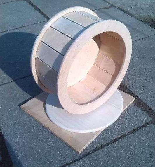 колесо на улице