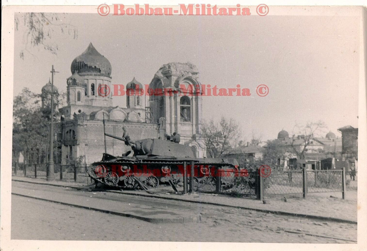 Russland Rostow Wehrmacht KW 1 Beute Panzer combat vor zerstörter Kirche