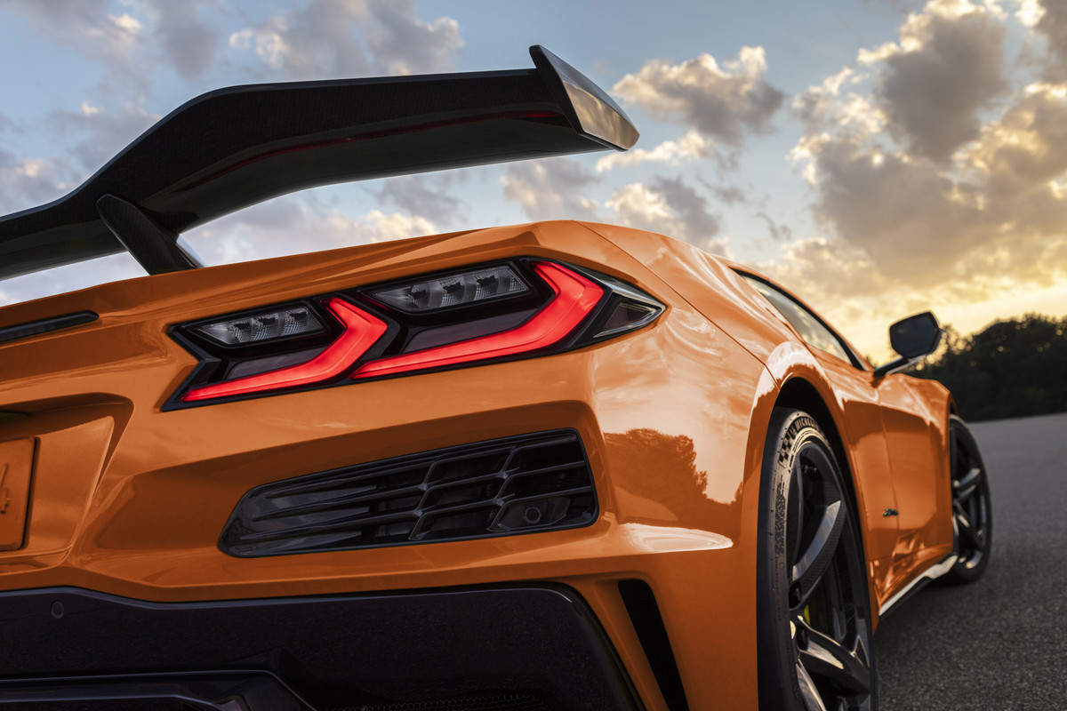 2023-Chevrolet-Corvette-Z06-006