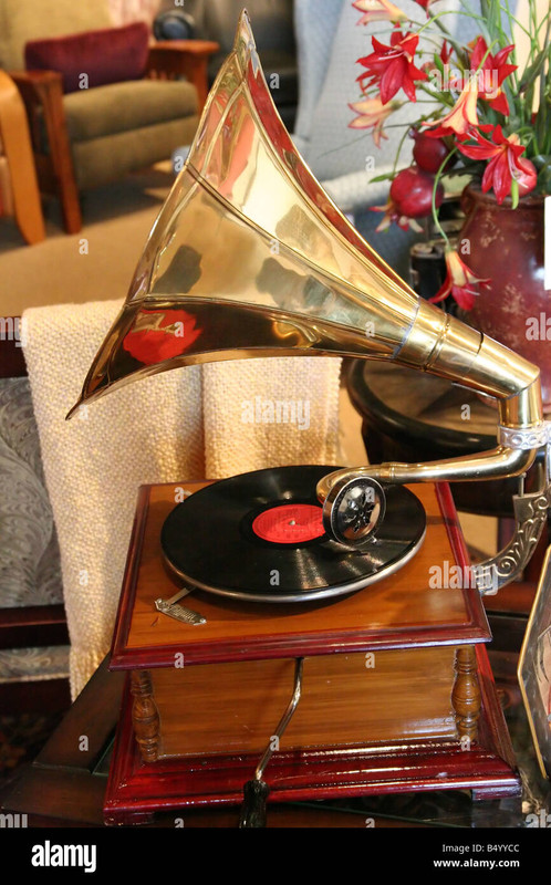 an-old-vintage-hand-crank-record-player-B4YYCC
