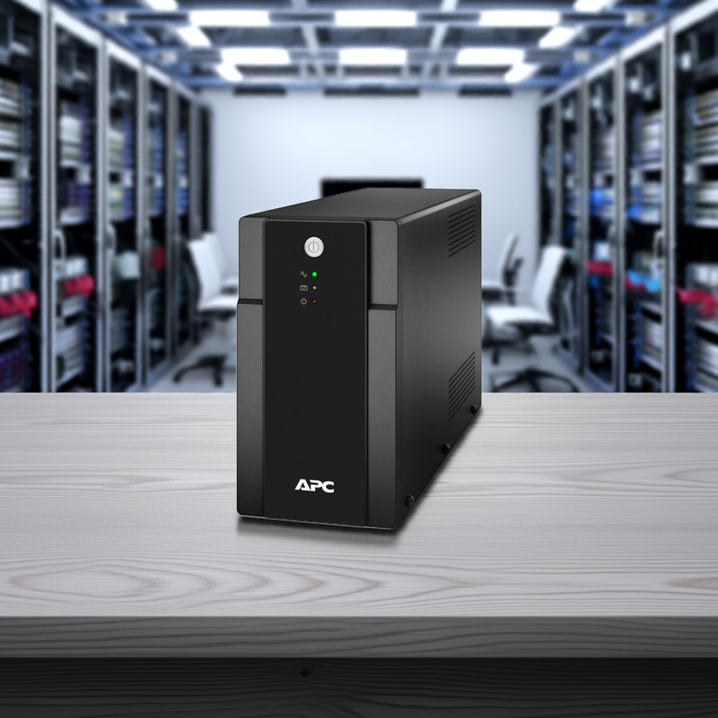 Nobreak APC protegendo um setup com PC gamer, monitor e roteador