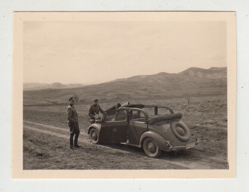 Kommandeur I.R. 66 Oberst Traugott Herr mit PKW in Rumänien 1941