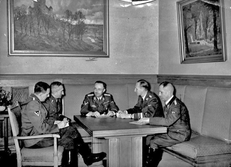 Conferencia de Wannsee. De izquierda a derecha, Franz Josef Huber, Arthur Nebe, Himmler, Heydrich y Heinrich Müller