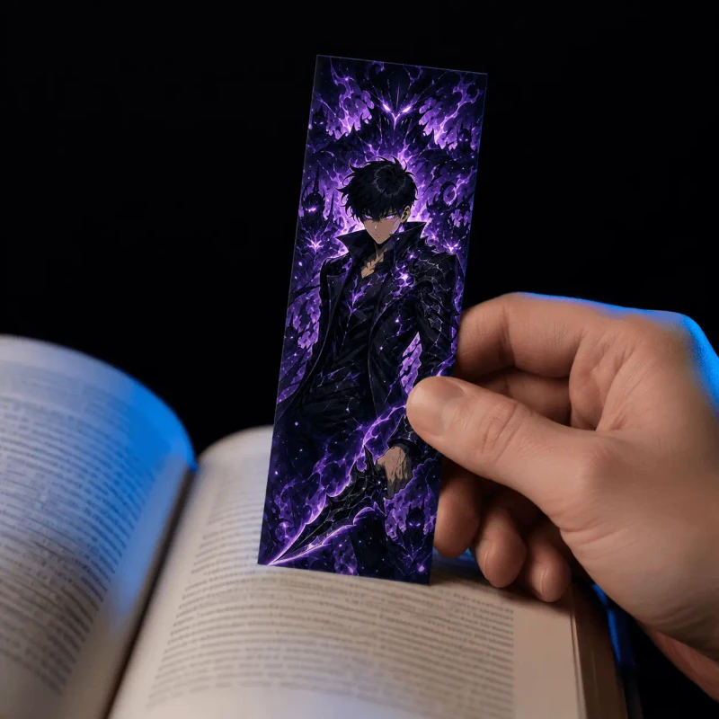 Mão marcando a página de um livro com um marcador de anime