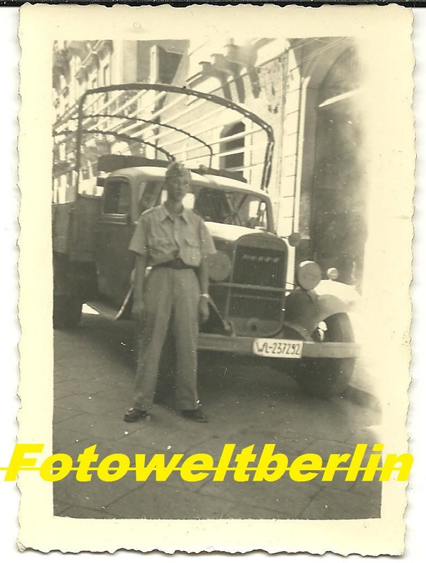 Foto Südfront Landser vor Schweren Deutschen LKW