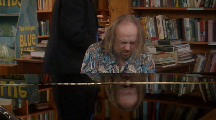 https://i.postimg.cc/vZHsXbQP/2x01-The-Entertainer-mkv-snapshot-12-49-000.jpg