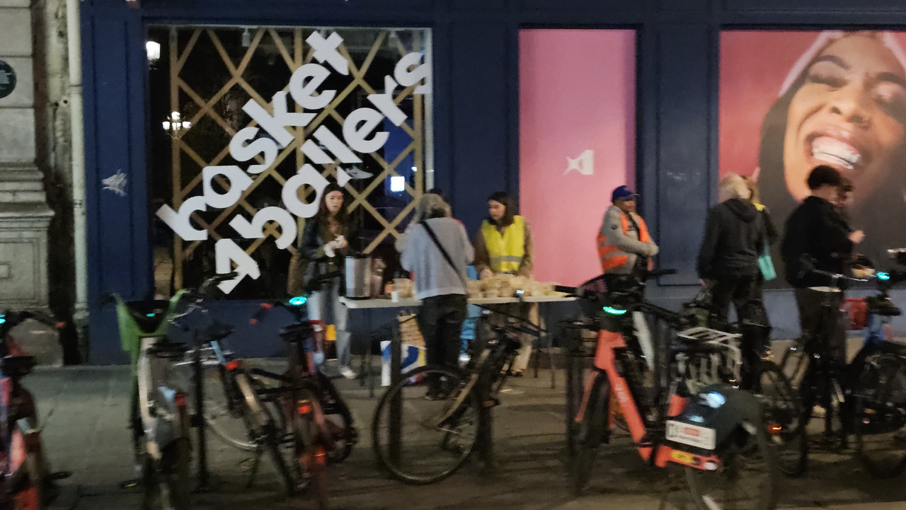 市政府為了移民舉辦課程和給予資源,幫助她們融入法國。圖片是他們在發放餐點