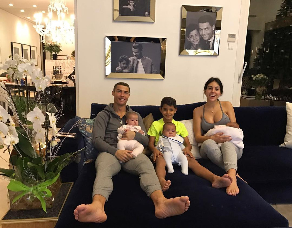 Georgina Rodríguez bersama tunangannya Cristiano Ronaldo dan anak-anaknya.