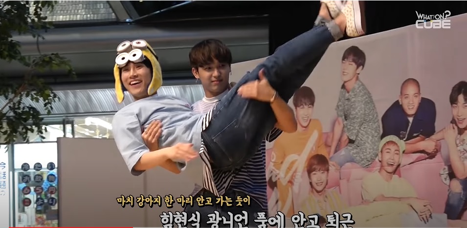 Hyunsik carries Eunkwang off the stage