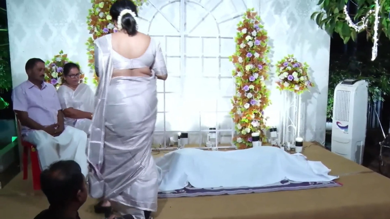 Hot fleshy Malayali aunty tummy foldand big ass in white saree.mp4_snapshot_00.27.405
