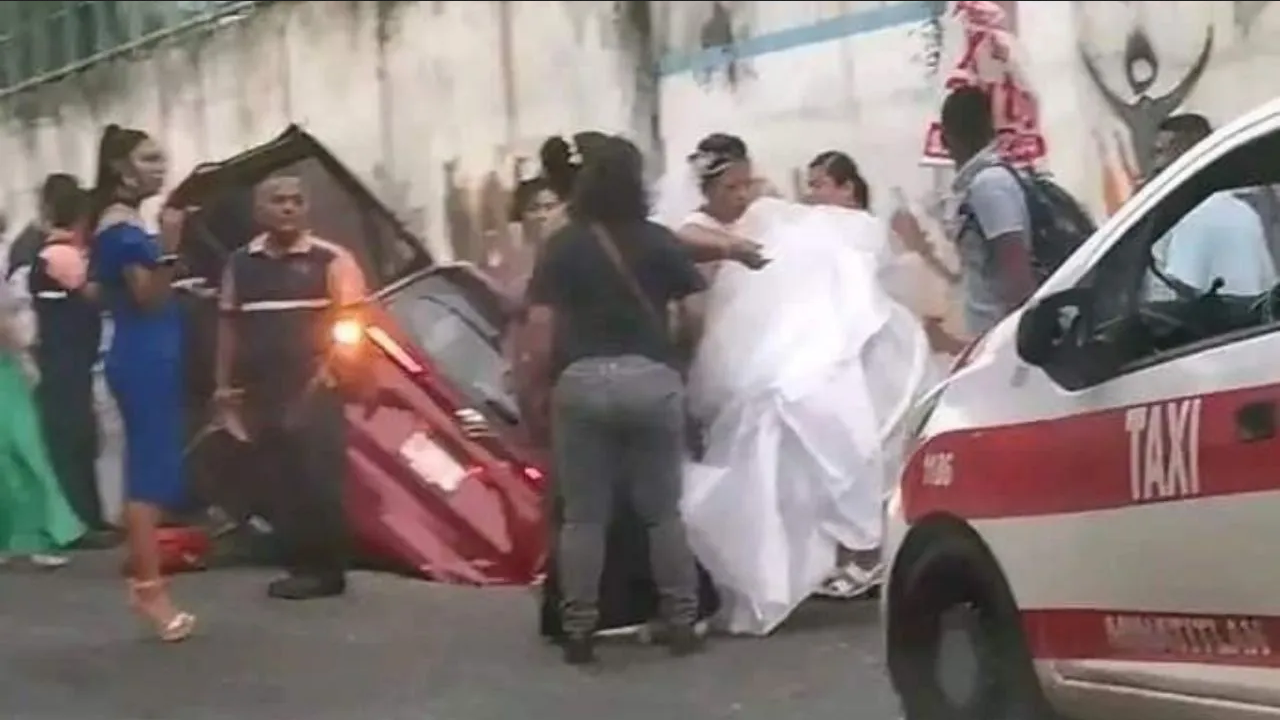 Novia llega a su boda oliendo a aguas residuales tras accidente