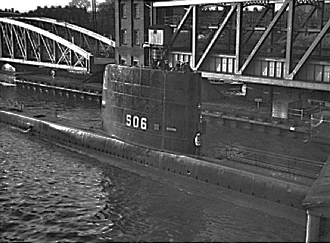 Cachalot (S.06) проходит через мост Barton,14 ноября 1964-1