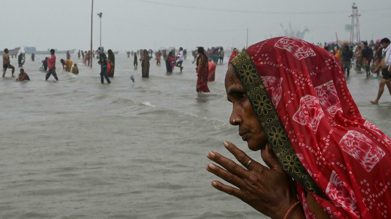 En la India cientos de miles se reúnen para baño sagrado, desafiando al COVID-19