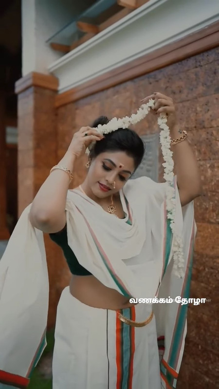 Iniya Sexy navel in Onam Photoshoot.webm_snapshot_00.03.027