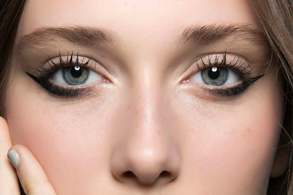¿Qué es el delineado invertido? El maquillaje que te dará ojos seductores