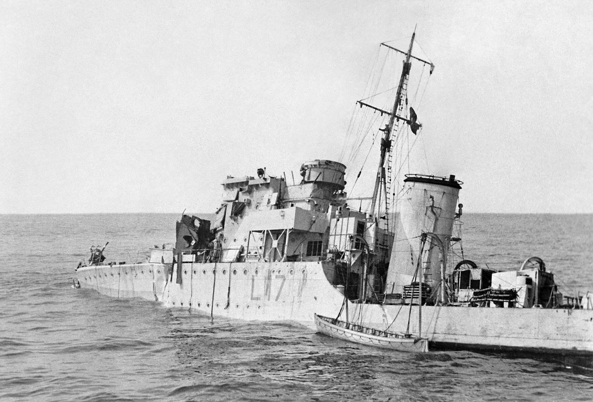 Berkeley (L.17) после нанесения бомбового удара, 19 августа 1942