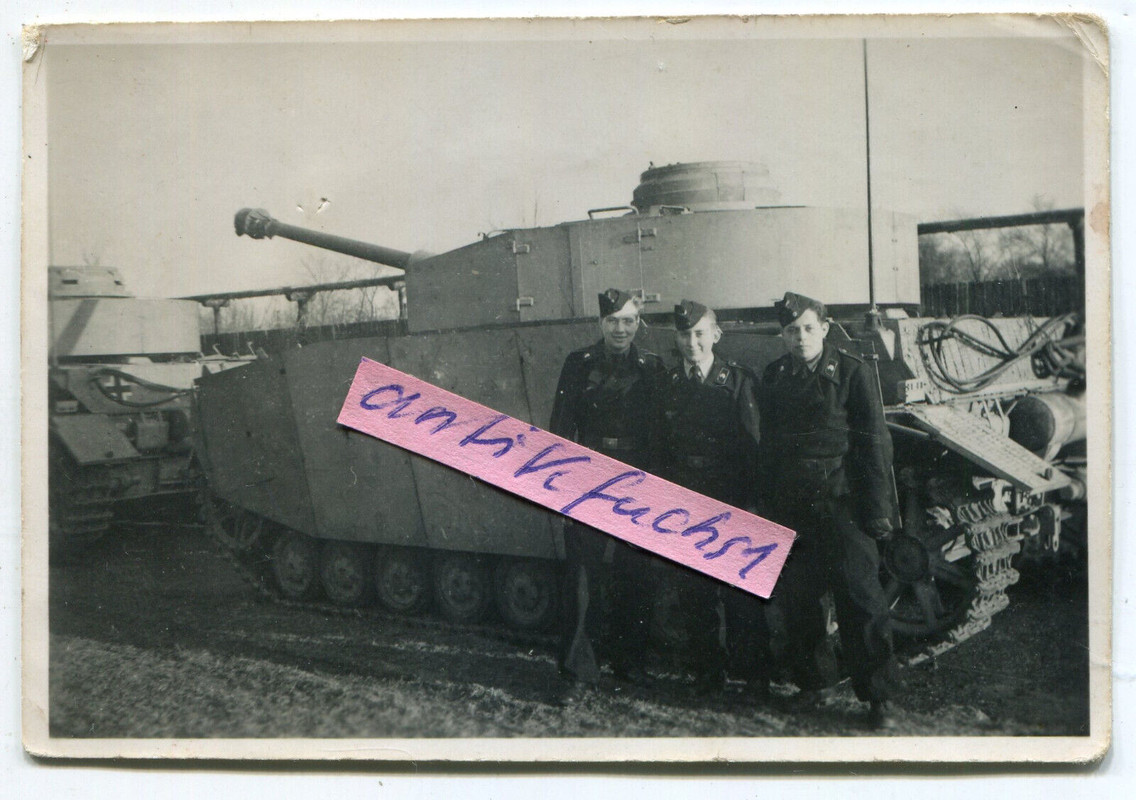 Foto schwerer Deutscher Front Panzer IV mit Turm und Seitenschürzen im 2.WK