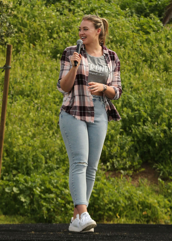 iskra-lawrence-at-nneda-walk-in-santa-monica-03-05-2017_4