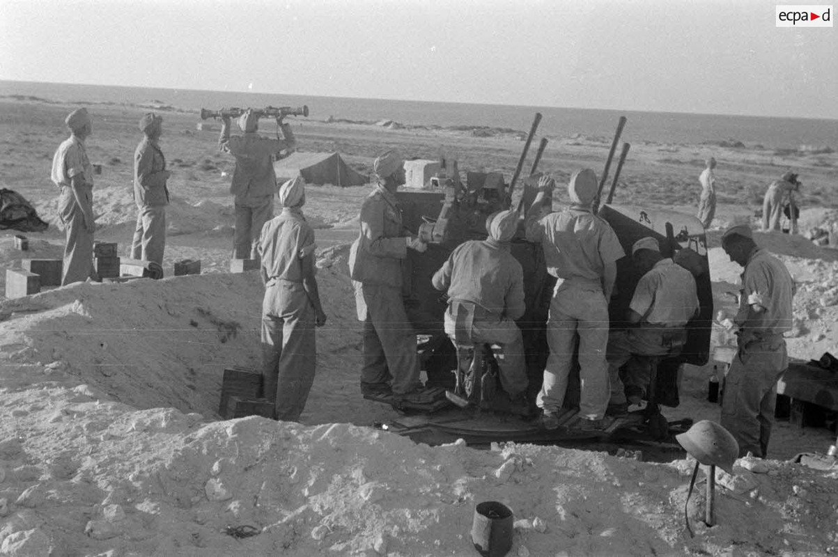Un canon de Flak 38 Vierling de 2 cm tire sur un objectif aérien.3