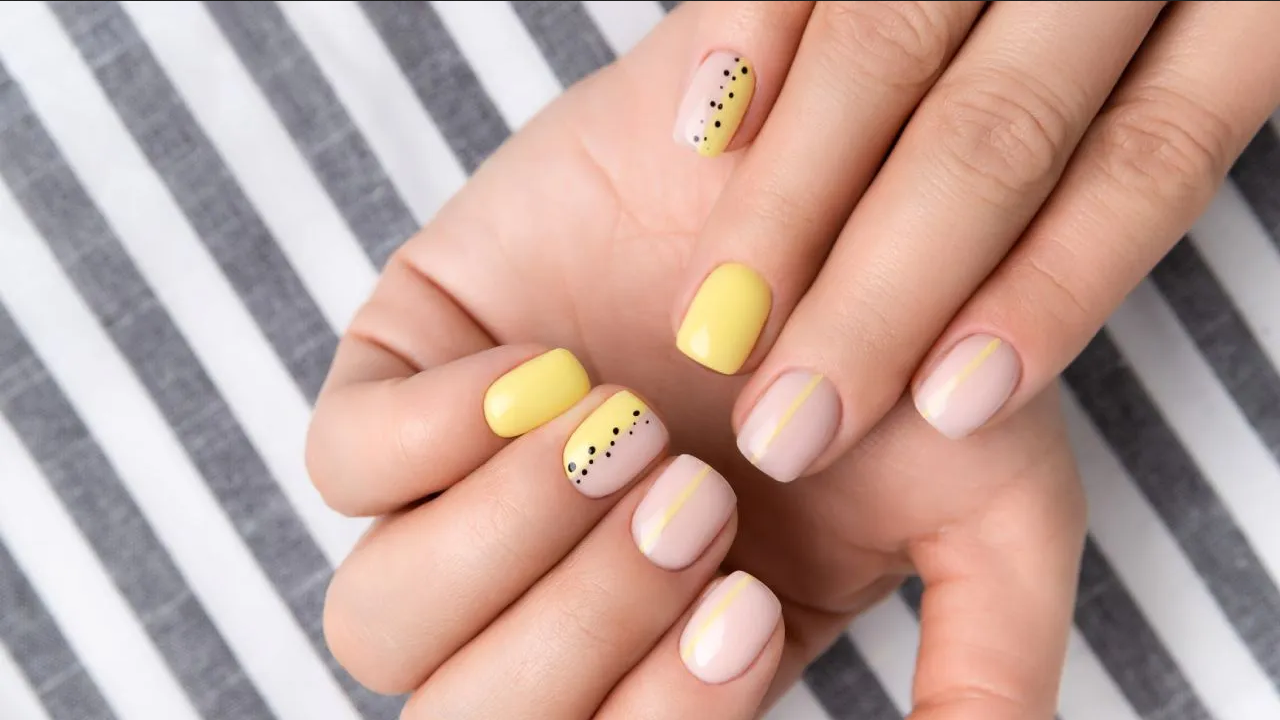 ¿Te pintas las uñas de diferentes colores? Esto es lo que significa